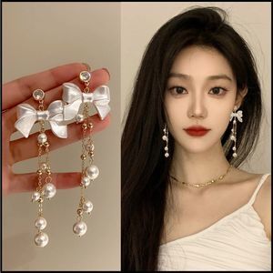 🎀GoldTone Pearlescent Oversized Bow Dangle Pearl Tassel Earrings.🎀